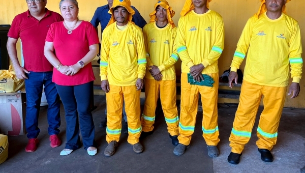 Barra do Ouro entrega uniformes e ferramentas de trabalho aos profissionais da limpeza urbana