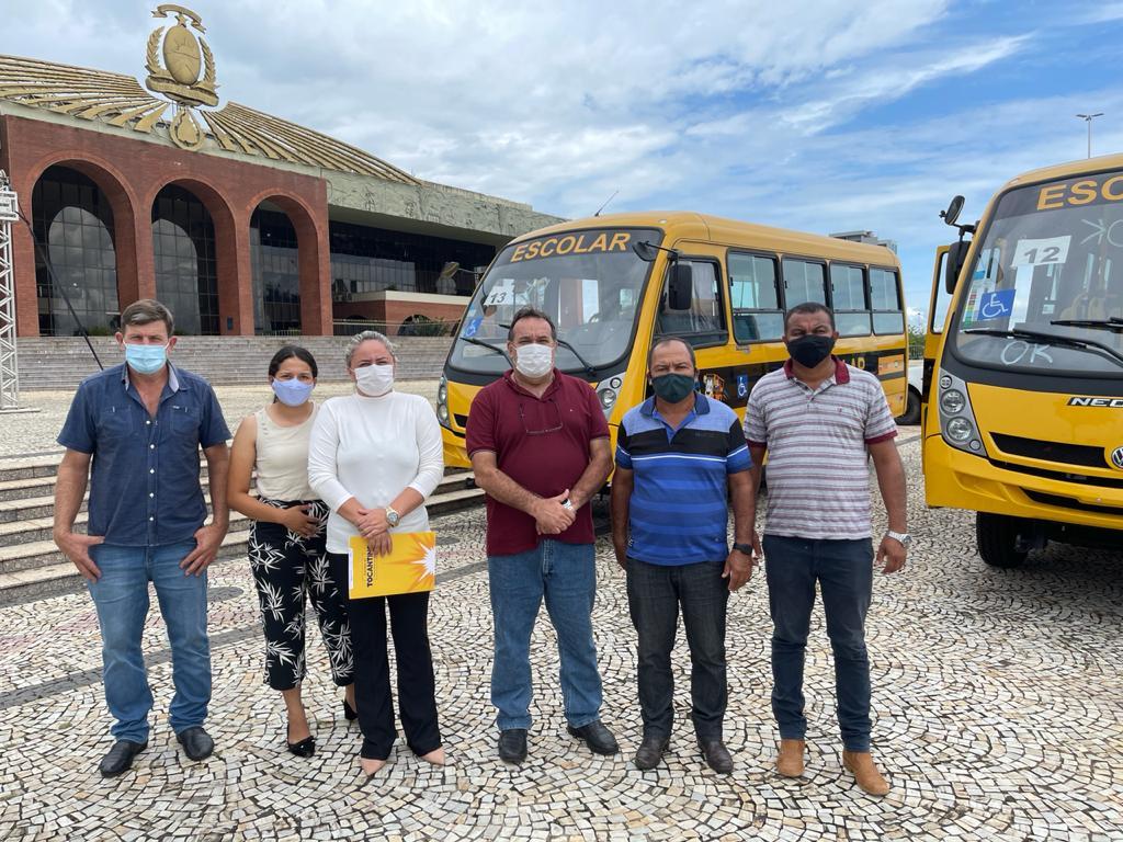 Prefeitura de Barra do Ouro conquista máquina Pá Carregadeira e dois micro-ônibus escolares; Veículos já estão na cidade