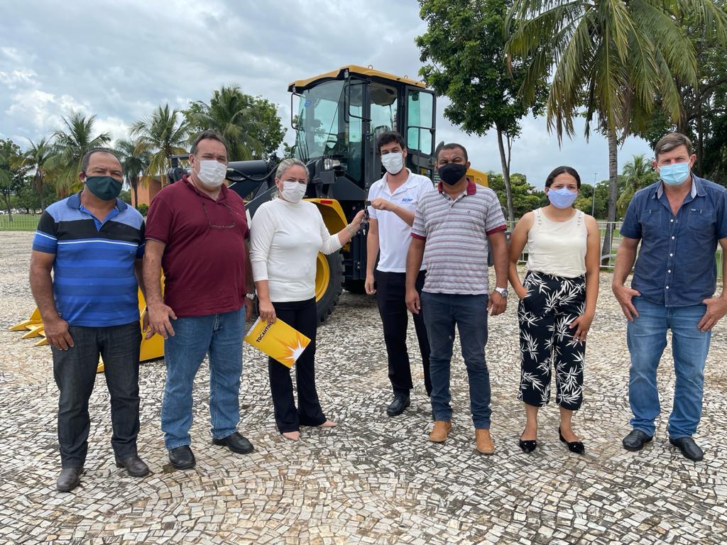 Prefeitura de Barra do Ouro conquista máquina Pá Carregadeira e dois micro-ônibus escolares; Veículos já estão na cidade