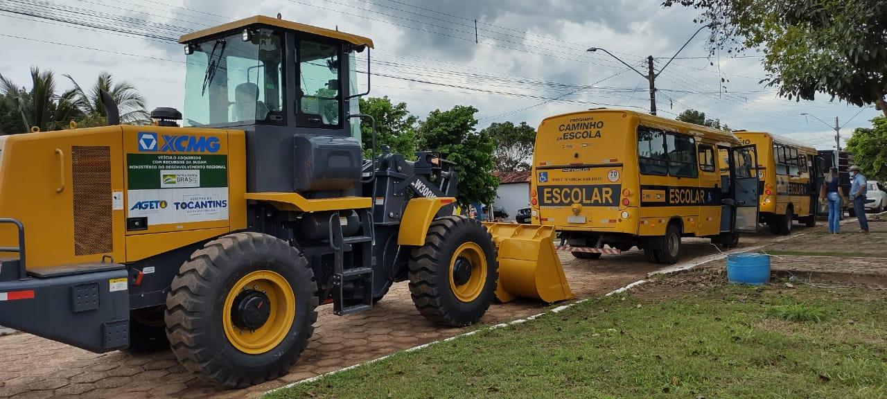 Prefeitura de Barra do Ouro conquista máquina Pá Carregadeira e dois micro-ônibus escolares; Veículos já estão na cidade