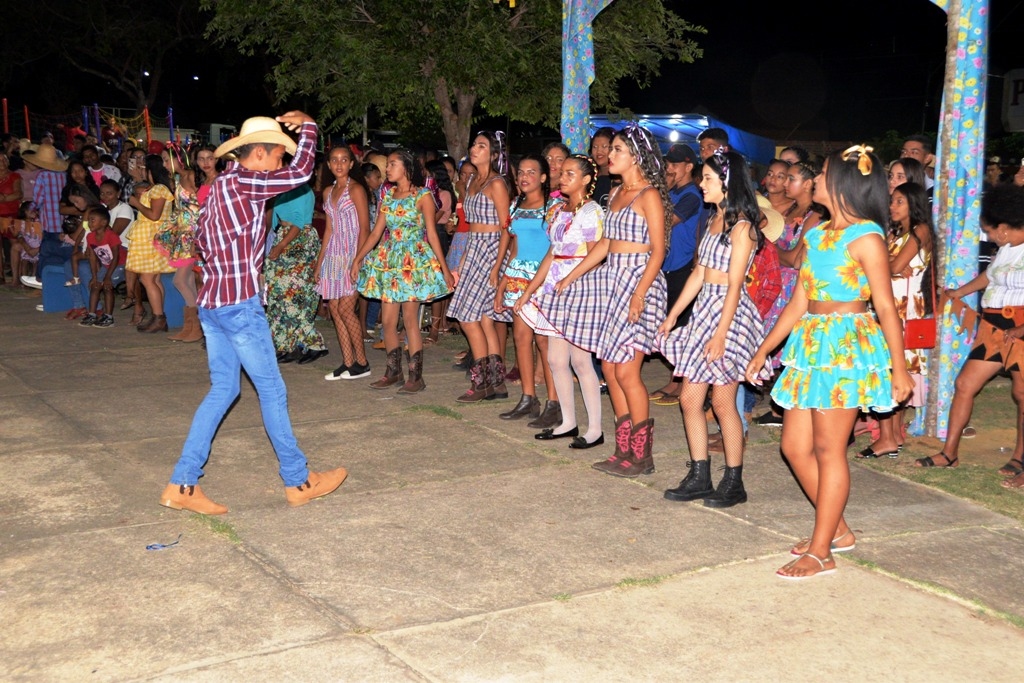 Prefeitura de Barra do Ouro promove arraiá no centro da cidade, com direito à fogueira de três metros de altura Prefeitura de Barra do Ouro promove arraiá no centro da cidade, com direito à fogueira de três metros de altura