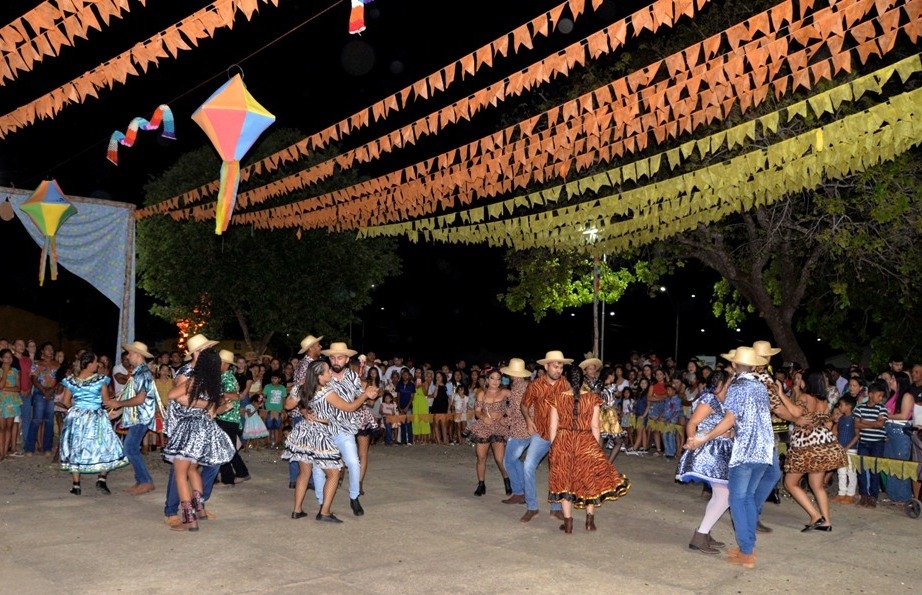Prefeitura de Barra do Ouro promove arraiá no centro da cidade, com direito à fogueira de três metros de altura Prefeitura de Barra do Ouro promove arraiá no centro da cidade, com direito à fogueira de três metros de altura