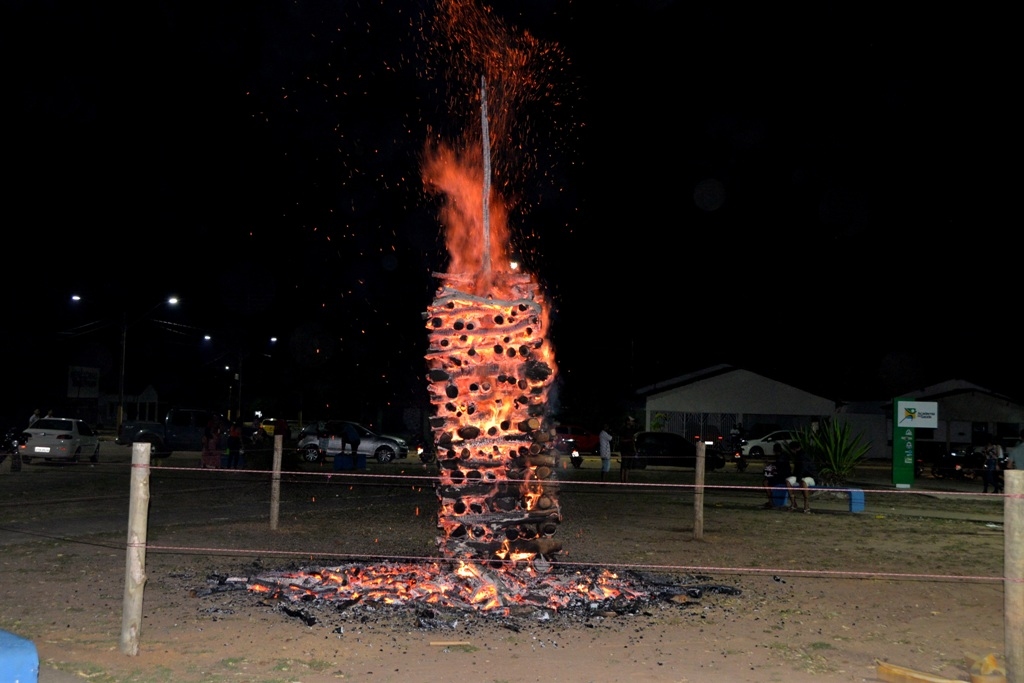 Prefeitura de Barra do Ouro promove arraiá no centro da cidade, com direito à fogueira de três metros de altura Prefeitura de Barra do Ouro promove arraiá no centro da cidade, com direito à fogueira de três metros de altura